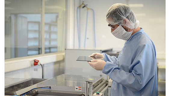 Produktionsmitarbeiter im Reinraum